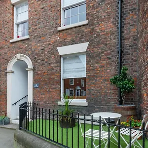  Holiday home Endeavour House